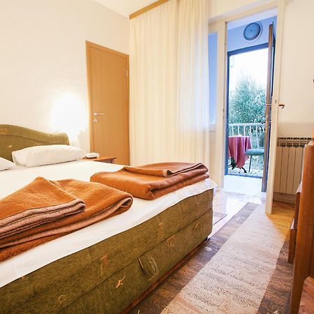 Mali Milocer Bay Accommodation Свети-Стефан Номер фото